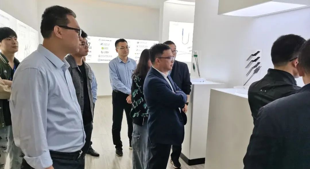 深入院企合作，赣南医学院院长带队到访我司参观互换
